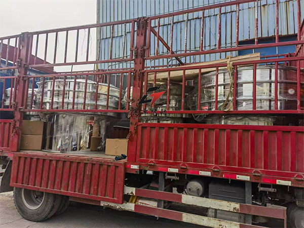 助力产业升级，4台1.8米全不锈钢旋振筛顺利发货